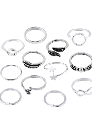 Kit com vários anéis em prata estilo boho, com detalhes de flechas, estrelas, folhas e símbolo infinito.